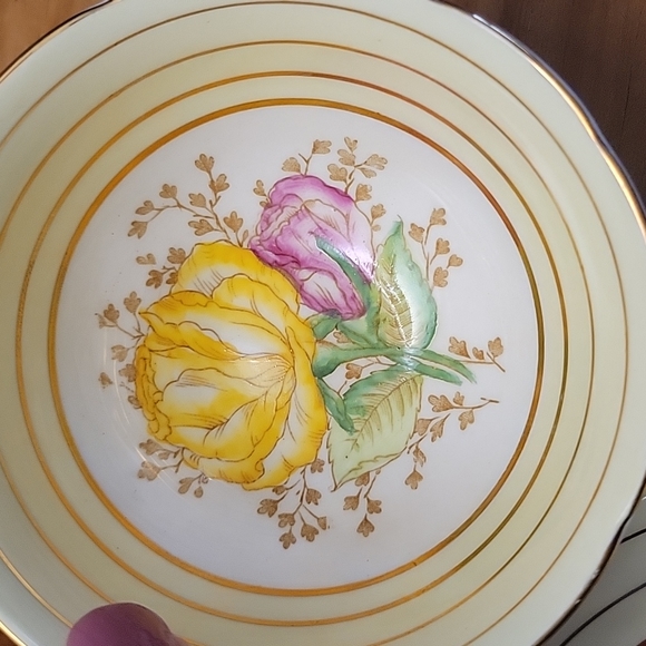 Victoria C&E 1940's Fine Bone China Teacup Set - Picture 4 of 8